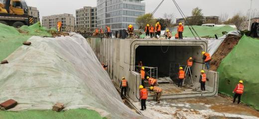 寒风中筑通途 滨河东路过街通道建设者的责任与担当