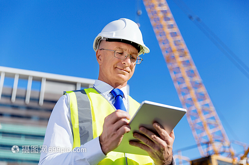 建筑工地的工程师与建设者 安全与责任的交织